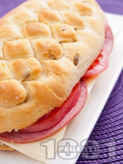 Сандвич с ементал и телешки колбас - снимка на рецептата